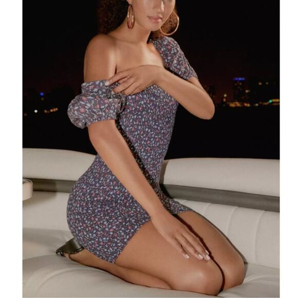 UO Carnation Floral Smocked Puff Sleeve Mini Dress - Picture 2 of 8